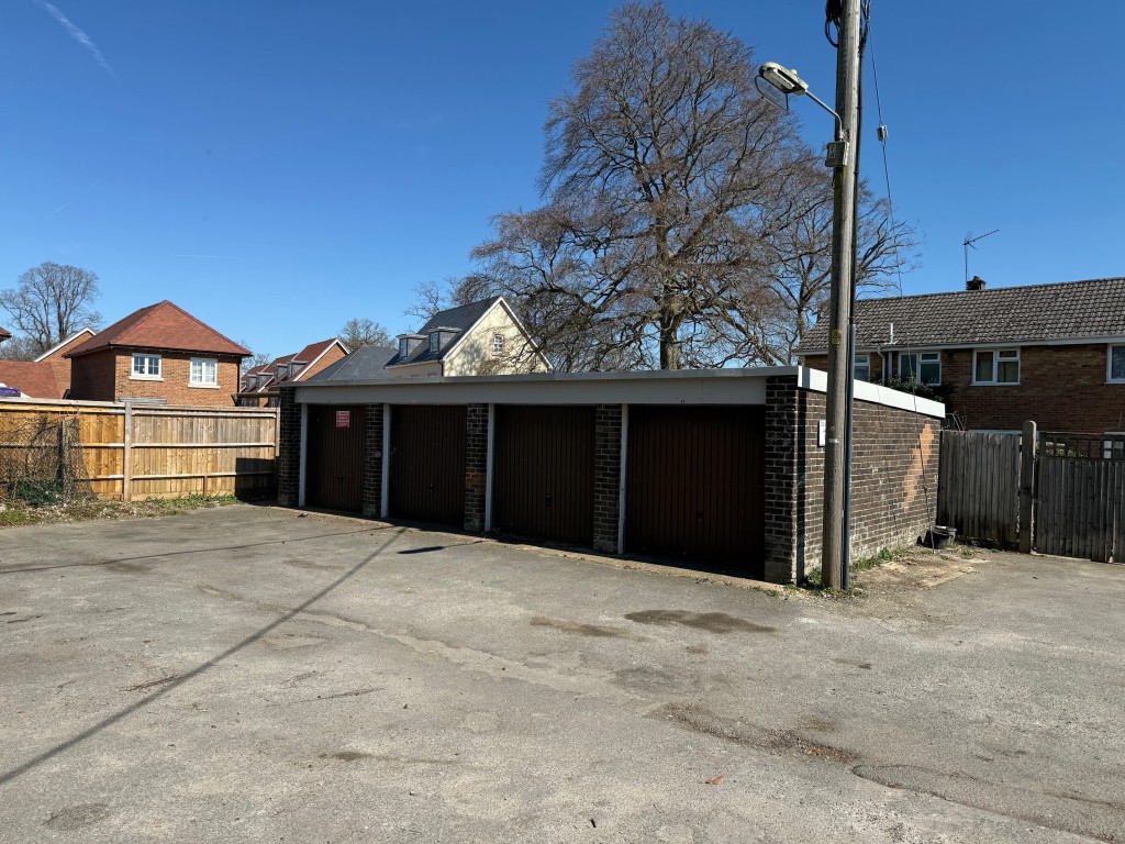 Lot: 17 - BLOCK OF TWELVE FREEHOLD GARAGES - Block of garages